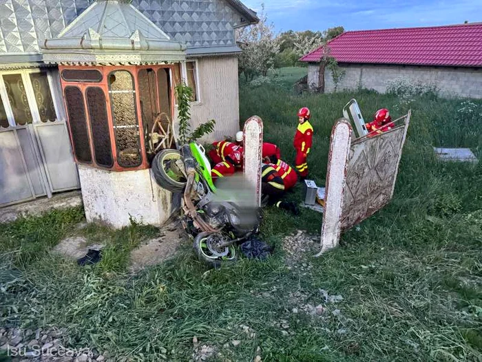 Motocicleta a lovit puternic o fântână de pe marginea drumului FOTO ISU Suceava