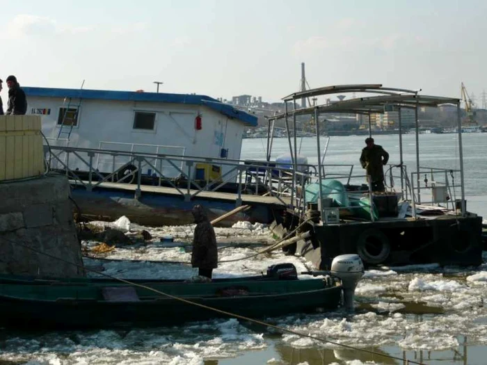 Localnicii ajung în numai câteva minute de pe un mal pe altul