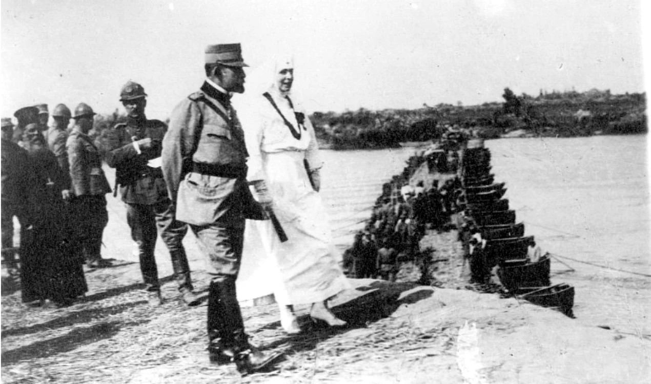 Regele Ferdinand şi regina Maria, în 1919, la trecerea trupelor române peste Tisa, în confruntarea militară româno-maghiară finalizată cu preluarea controlului total asupra Budapestei.