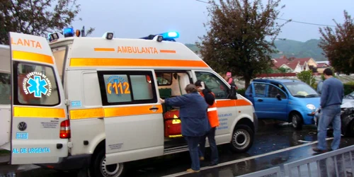 Persoana rănită a fost preluată de o ambulanţă 