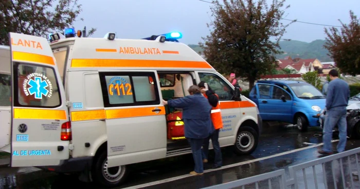 Persoana rănită a fost preluată de o ambulanţă 