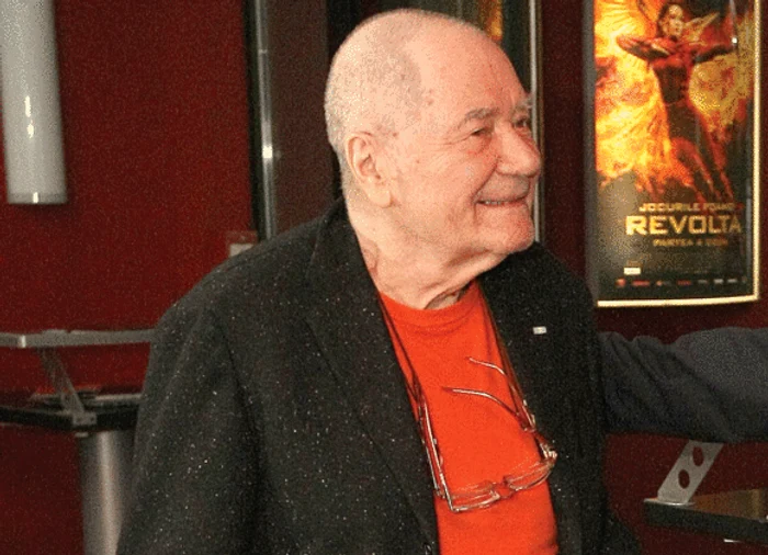 
    În “Bucureşti NonStop”,  actorul întruchipează  un bătrânel neajutorat  