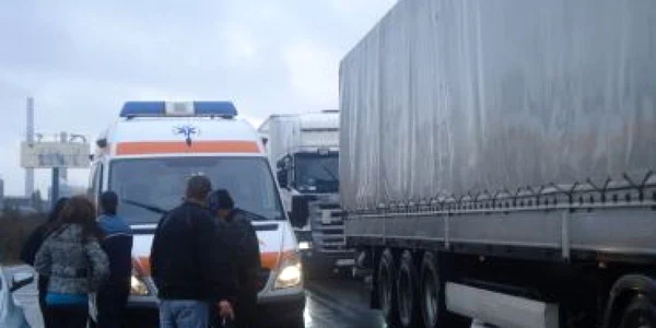 Craiova: O şoferiţă grăbită a facut praf o Dacie