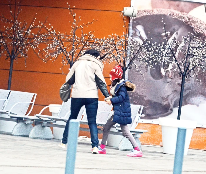 Ora 17.40. Vedeta o preia pe Violeta de la tatăl ei și intră, împreună, în mall