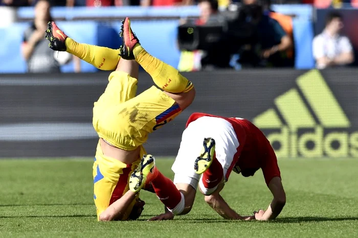 Fundaşul stânga s-a sacrificat enorm la meciul cu Elveţia şi ne-a dat emoţii mari după duelul aerian cu Mehmedi, încheiat în capFoto: AP