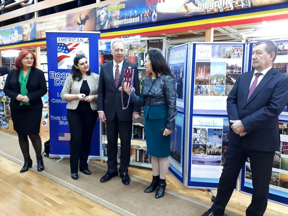 Hans Klemm a donat 250 de cărţi Bibliotecii Judeţene FOTO Andreea Vilcovschi