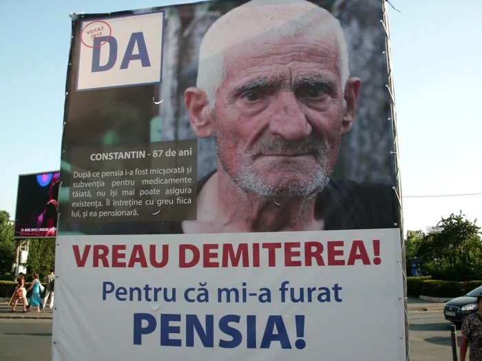 
            		    
            		    
		    
		    Panou pro-demiterii preşedintelui Traian Băsescu FOTO NPT.ro : Bogdan Pavaloi
		
		
