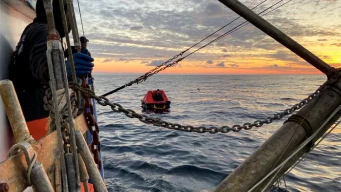 Pescarul a fost transportat înapoi la țărm de către Paza de Coastă. FOTO garda de Coastă SUA
