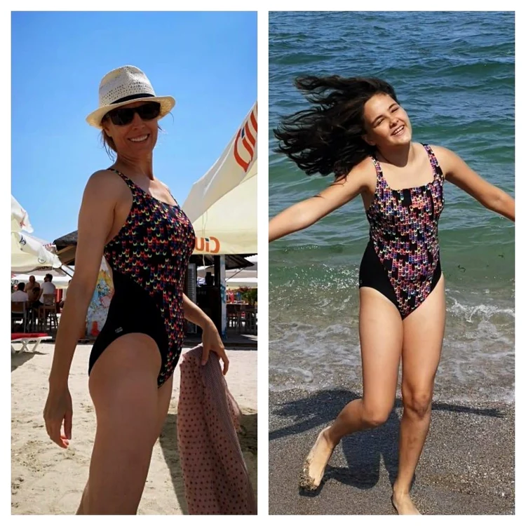 Monica și Dora au costume de baie la fel