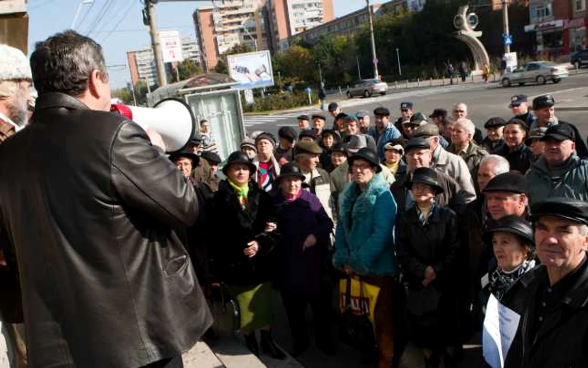 Membrii Alianţei Pensionarilor pichetând sediul Partidului Conservator Foto Cosmin Costache