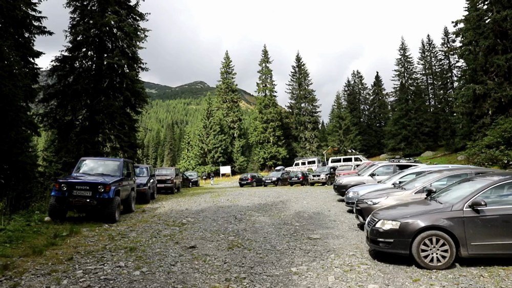 Locurile din Retezat unde turiștii pot rămâne noaptea, cu cortul. Ce nu au voie să facă pe munte