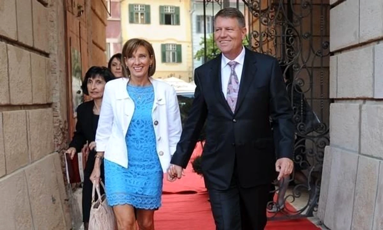 Carmen Iohannis este mereu la brațul soțului ei la evenimente oficiale și de sărbători
