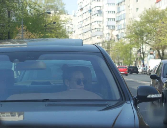 Raluca Podea şi-a ascuns chipul sub o pereche de ochelari de soare