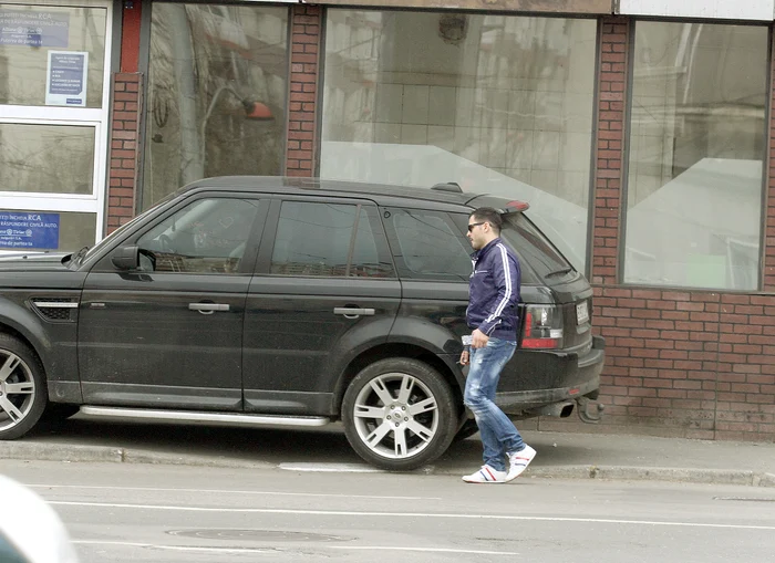 
    Una dintre admiratoarele  lui Liviu i-a lăsat un mesaj  de dragoste pe geamul  Range Rover-uluiFoto: Click!  