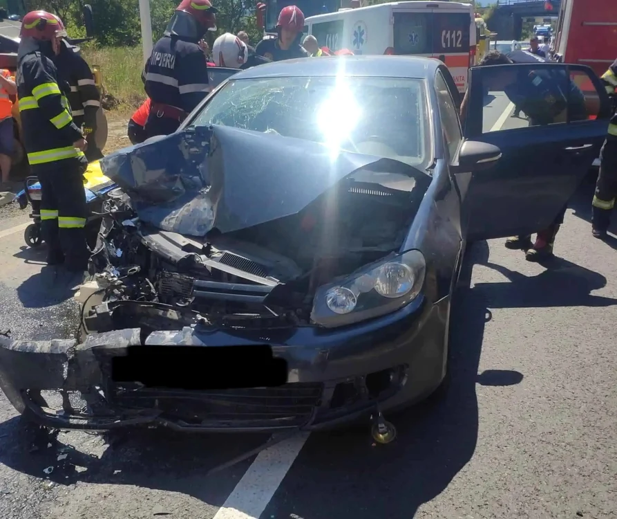 Accident pe DN7 lângă giratoriul de la Veștem Sibiu soldat cu trei victime Foto ISU Sibiu 