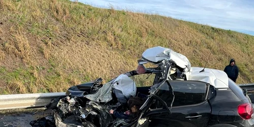 O femeie a murit după ce a intrat cu maşina într o autoutilitară oprită Foto ISU jpg