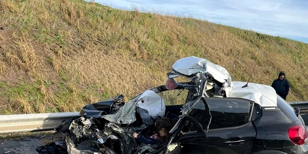 O femeie a murit după ce a intrat cu maşina într o autoutilitară oprită Foto ISU jpg