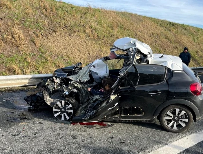 O femeie a murit după ce a intrat cu maşina într-o autoutilitară oprită Foto: ISU