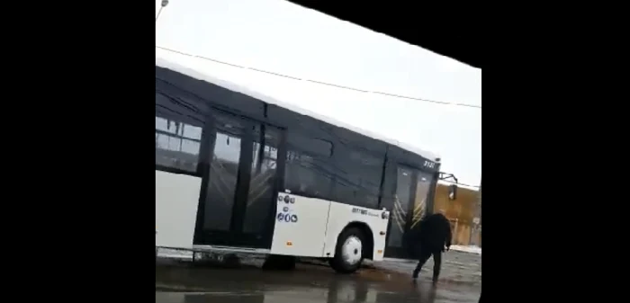 Şoferul a încercat să se urce în autobuz, dar fără succes