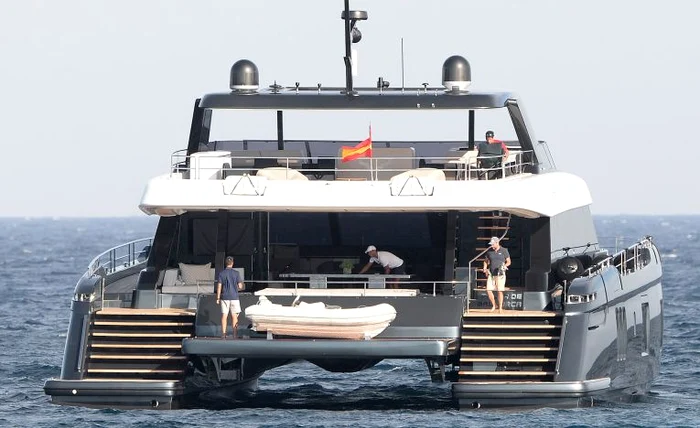 
    Nadal a inaugurat yachtul invitându-l la bord pe bunul său prieten Marc LopezFOTO: Profimedia  