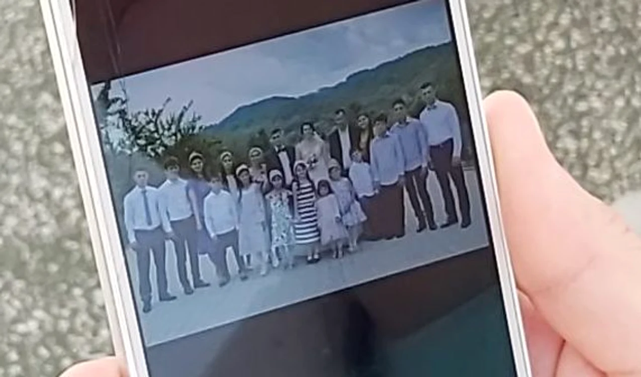 Familia Văcaru numără 22 de suflete: cei doi părinți, 12 băieți și 8 fete