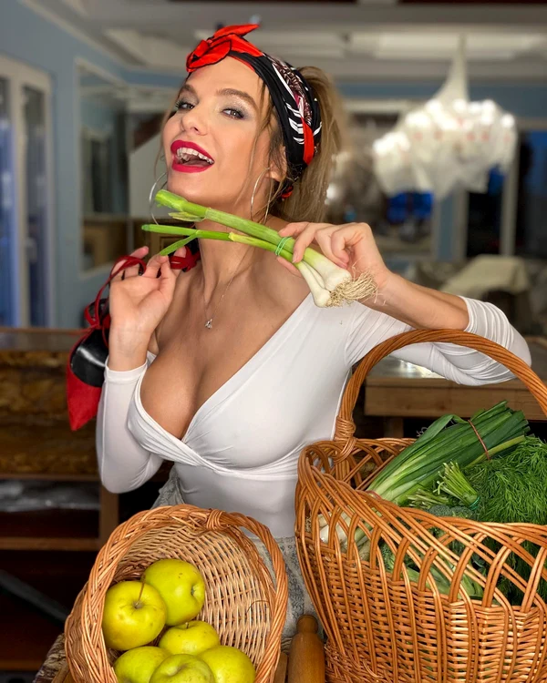 Anna Lesko, sexy și în bucătărie