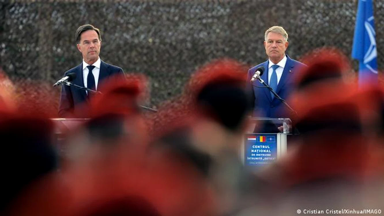 Mark Rutte și Klaus Iohannis la centrul militar de la Cincu din România