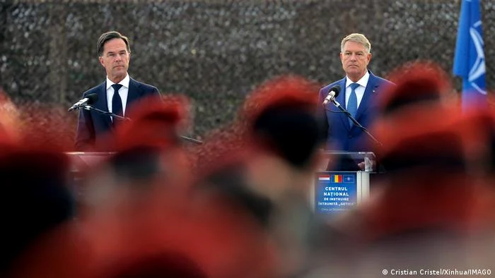 Mark Rutte și Klaus Iohannis la centrul militar de la Cincu din România