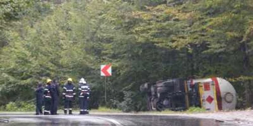Circulaţia a fost deviată pe ruta: DJ 672 - Tismana – Topeşti – Vâlcele – Boroşteni – Peştişani
