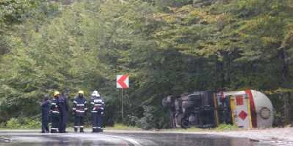 Circulaţia a fost deviată pe ruta: DJ 672 - Tismana – Topeşti – Vâlcele – Boroşteni – Peştişani