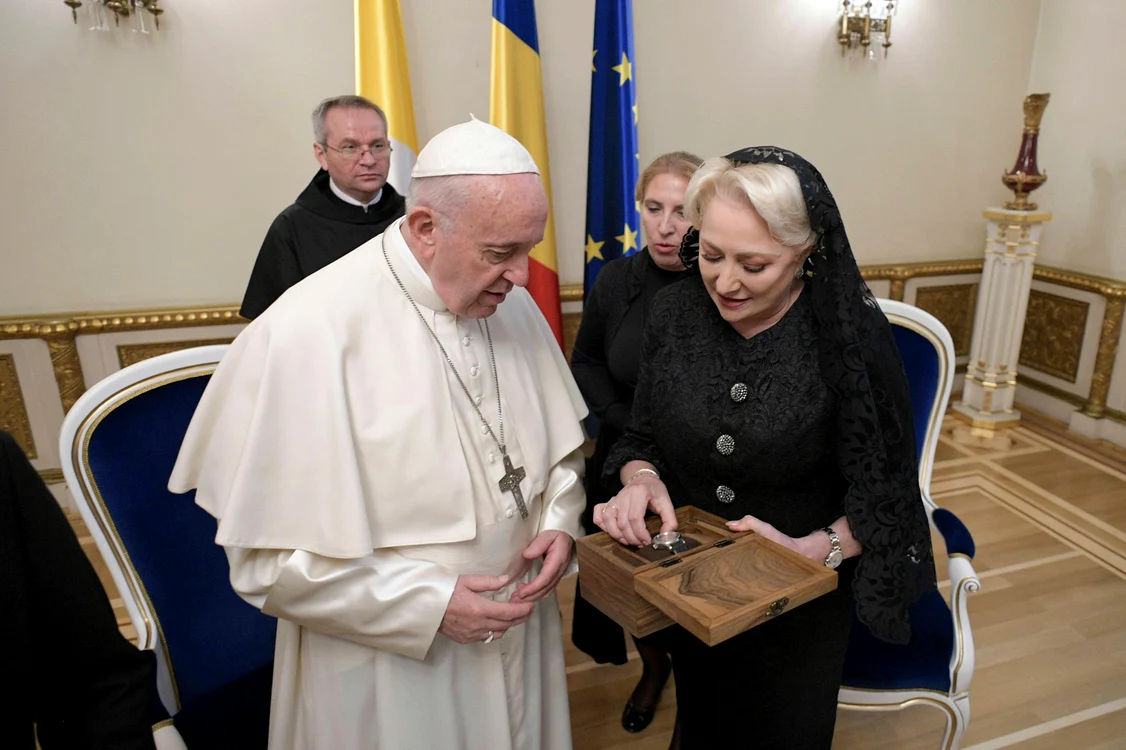 11 mai 2018 - Viorica Dăncilă a purtat o ținută complet neagră la Vatican, așa cum cere protocolul foto: EPA
