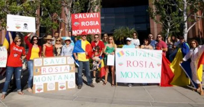 Zeci de români au protestat în faţa Consulatului General al României de la Los Angeles. FOTO: captură romaniinlosangeles.com