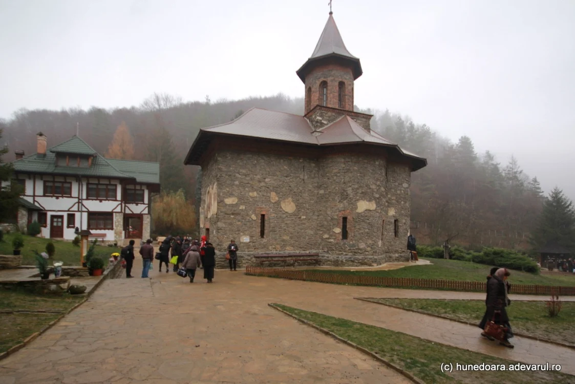 Pelerinaj la mormântul părintelui Arsenie Boca. FOTO