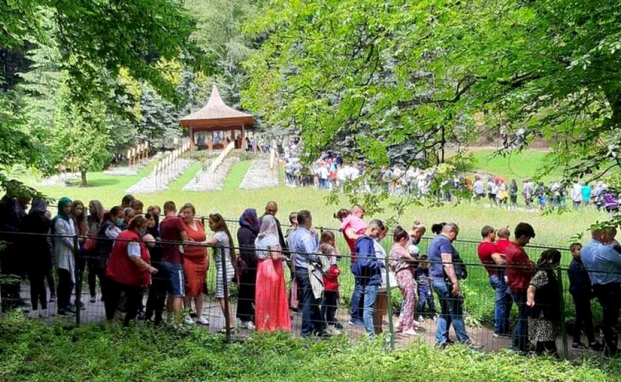
    Credincioșii au așteptat  cu răbdare pentru a se ruga  la mormântul părintelui  