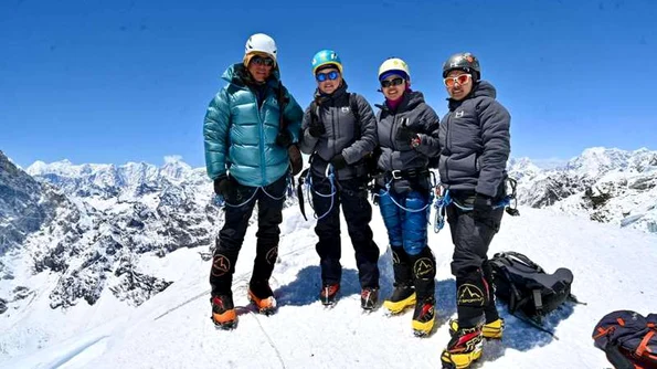 Trei surori din Nepal au scris istorie după ce au reuşit să cucerească împreună vârful Everest jpeg