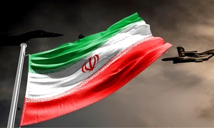 steagul Iranului pe un cer cenusiu cu avioane de luptă foto shutterstock jpg