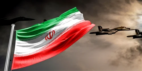 steagul Iranului pe un cer cenusiu cu avioane de luptă foto shutterstock jpg