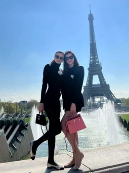 14 surorile ramona gabor si monica gabor la paris cu mr pink 1 jpg jpeg