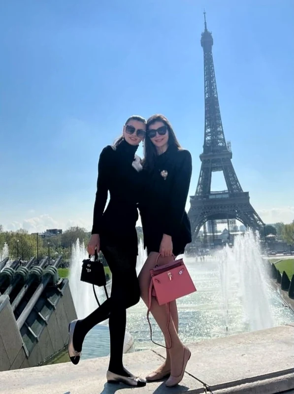 14 surorile ramona gabor si monica gabor la paris cu mr pink 1 jpg jpeg