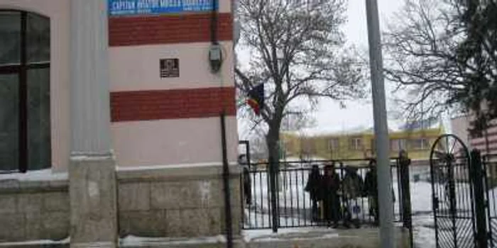 Aproape jumătate din şcoli rămân închise şi marţi