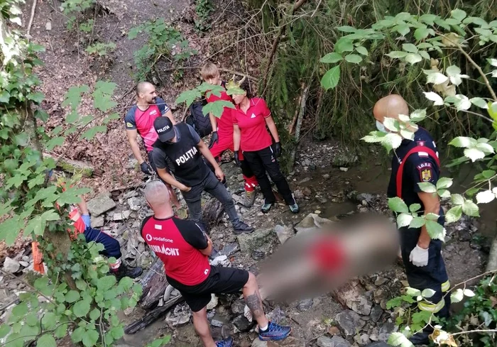 Trupul bărbatului din Mioveni a fost descoperit într-o râpă. FOTO: Salvamont Sinaia
