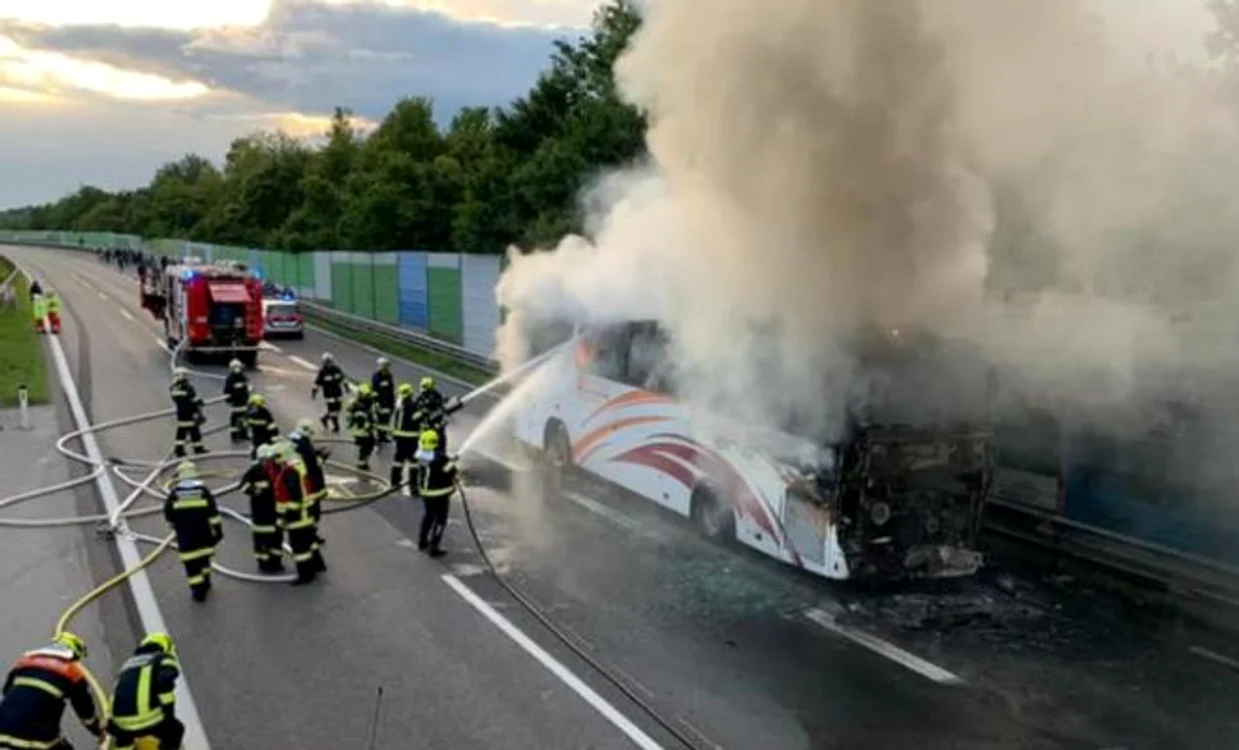 
    Un autocar cu 49 de români a luat foc în apropiere de Viena FOTO: Serviciul pompierilor din Allander  