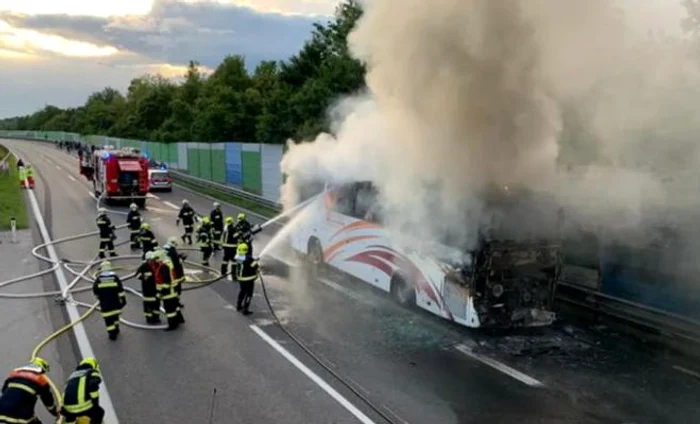 Un autocar cu 49 de români a luat foc în apropiere de Viena FOTO: Serviciul pompierilor din Allander