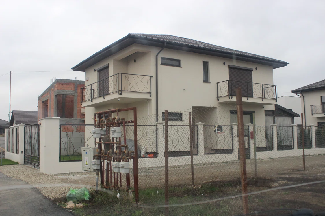 Vila are  4 dormitoare şi  grădină cu terasă