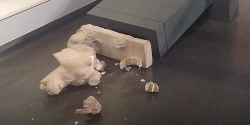 Două statui romane antice au fost distruse de un turist american la Muzeul Israelului din Ierusalim Foto Captură video YouTube jpg