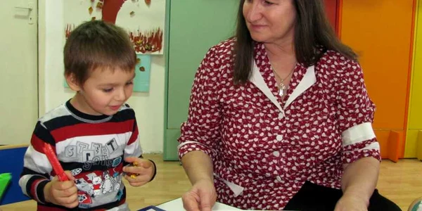 Educatoarea Ecaterina Parască poartă banderolă albă