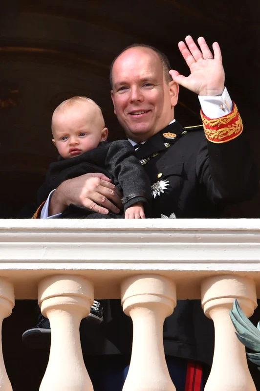 La princesse Charlène, le prince Albert II de Monaco et leurs enfants au balcon du palais lors de la Fête Nationale monégasque jpeg