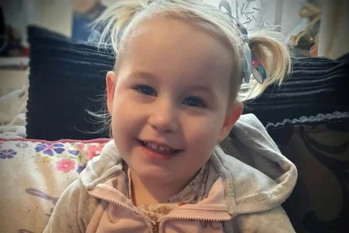 Fetița de doar doi ani, ucisă de concubinul mamei (foto: captură video)