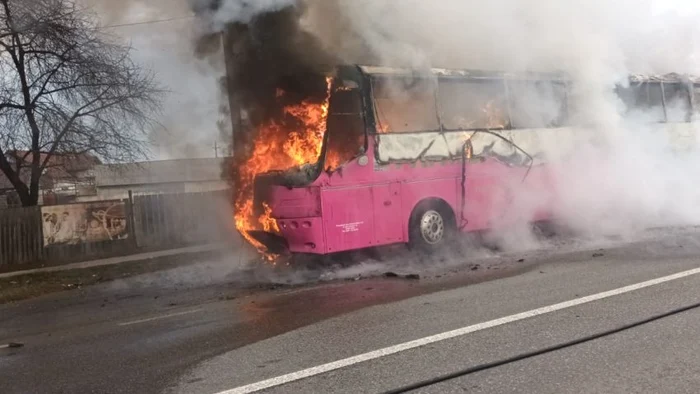 Autocarul a luat foc în mers Foto: ISU Neamț