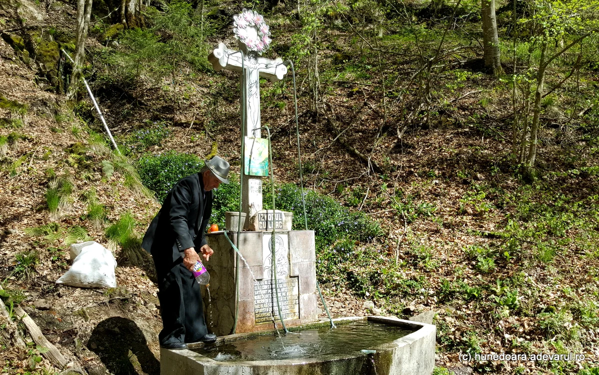Izvorul cu leac din Ciungani. Foto: Daniel Guță